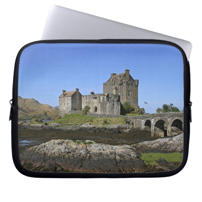 Eilean Donan Castle, Skottland. berömden Eilean 2 Laptop Sleeve (Framsidan)
