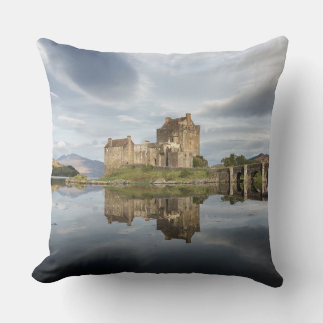 Eilean Donan slott med reflexion i Skottland Kudde (Framsida)