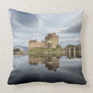 Eilean Donan slott med reflexion i Skottland Kudde