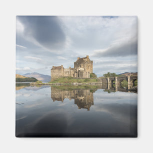 Eilean Donan slott med reflexion i Skottland Magnet