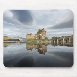 Eilean Donan slott med reflexion i Skottland Musmatta