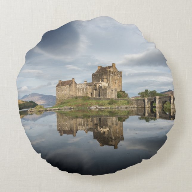 Eilean Donan slott med reflexion i Skottland Rund Kudde (Baksidan)