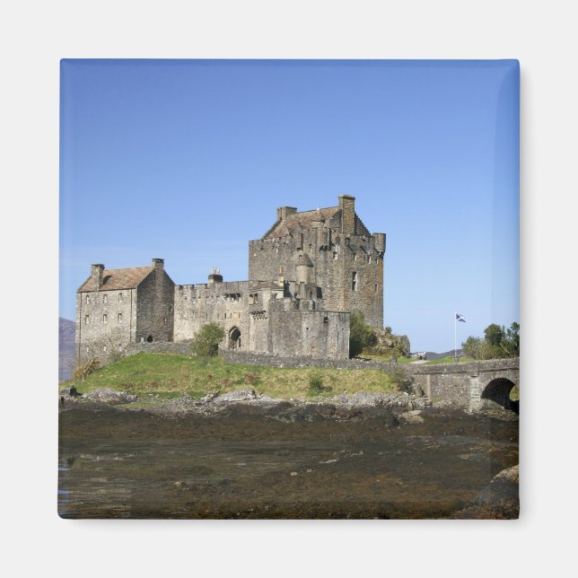 Eilean Donan slott, Skottland. Den berömda Eilean  Magnet (Framsidan)
