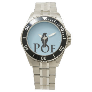 Ein stolzer Rabe sitzt auf dem Schriftzug POE. Armbandsur