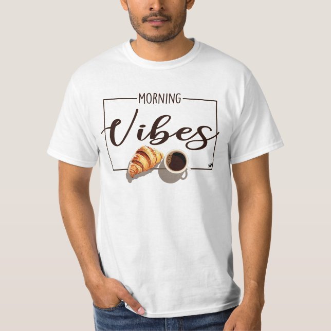 Eine Tasse Kaffee mit Croissant Abbildung T Shirt (Framsida)