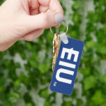 EIU Block Brev Nyckelring<br><div class="desc">Den här designen har den fetstilta logotypen block-brev som representerar Östra Illinois Universiteten (EIU). Akronymen "EIU" visas på en framträdande plats i ett starkt, sans-serif-typsnitt som förmedlar en känsla av stabilitet och akademisk styrka. Brev är ett fast, djupt blått, ett färg som är förenat med universiteten, mot en ren, vit...</div>