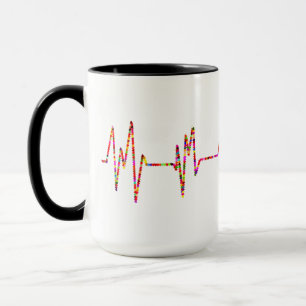 EKG fullt av färg hjärtskärmsutformning Mugg