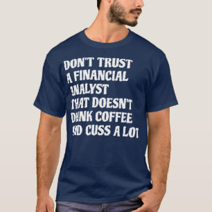 Ekonomisk analytiker som dricker kaffe ger en hel t shirt