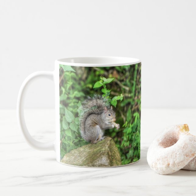 ekorre Eating a peanut Kaffemugg (Med munk)