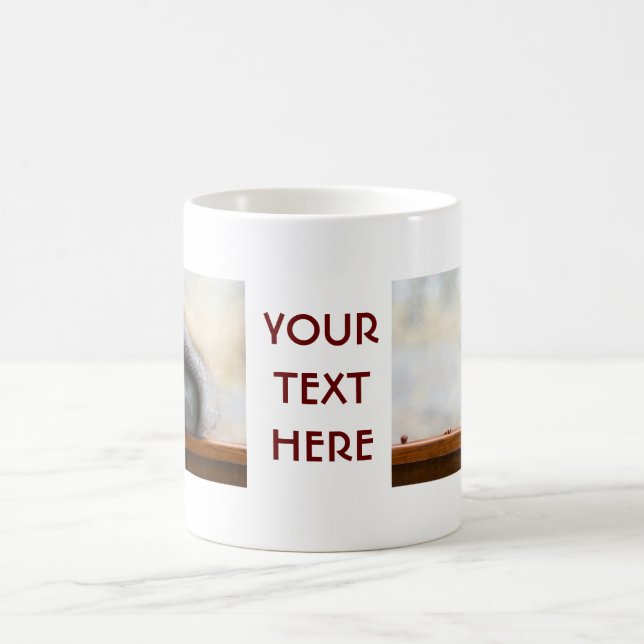 ekorre på en bänk och lite nöt kaffemugg (Center)