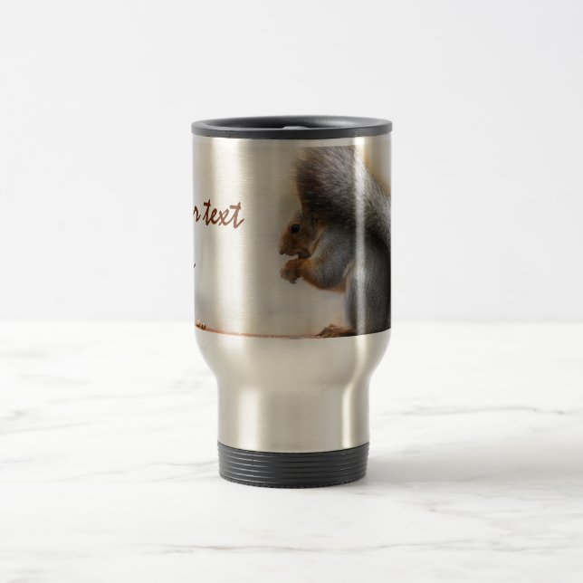 ekorre på en bänk och lite nöt resemugg (Center)