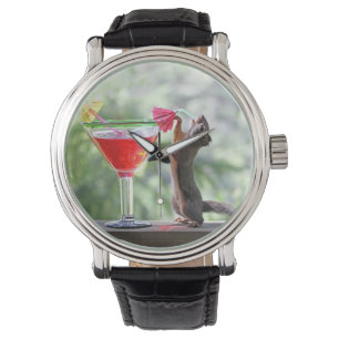 Ekorre som dricker en coctail på den lyckliga armbandsur