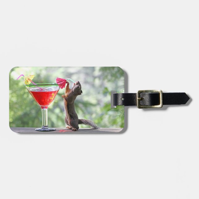 Ekorre som dricker en coctail på den lyckliga bagagebricka (Horisontell Framsida)