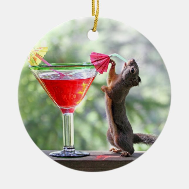 Ekorre som dricker en coctail på den lyckliga julgransprydnad keramik (Framsidan)
