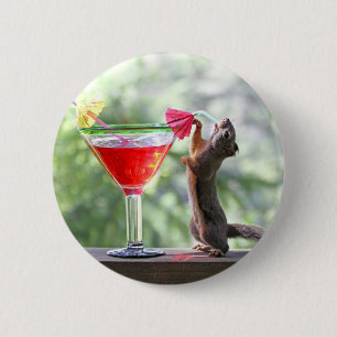 Ekorre som dricker en coctail på den lyckliga knapp