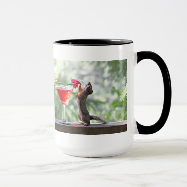 Ekorre som dricker en coctail på den lyckliga mugg (Höger)