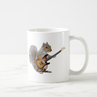 Ekorre som leker gitarren kaffemugg
