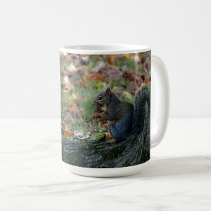 ekorre vid nöt kaffemugg