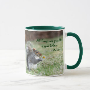 Ekorren med daisyn markerar 9:23Verse Mugg