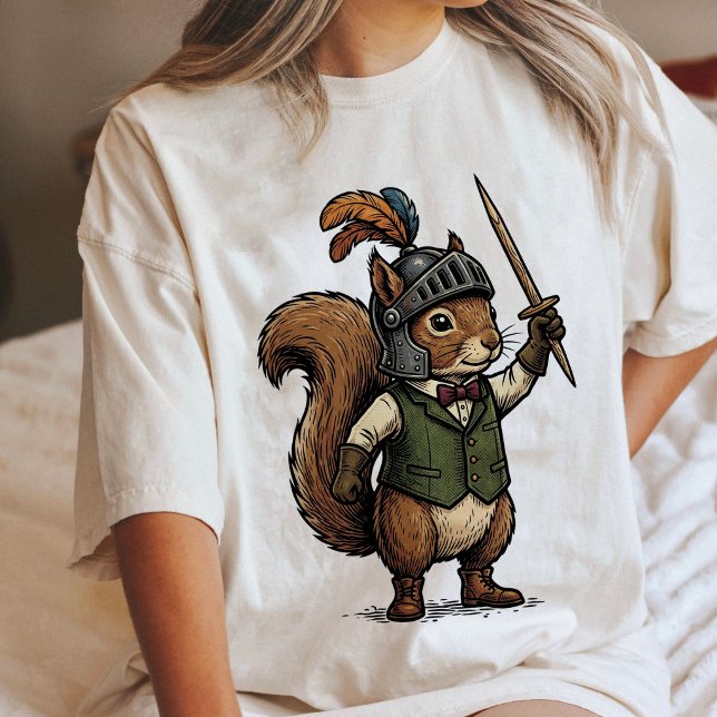Ekorrriddare som håller svärd t shirt (Skapare uppladdad)