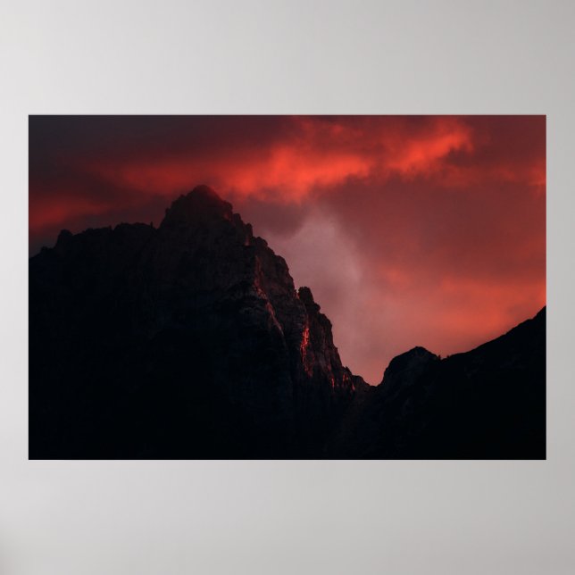 Eldig solnedgång vid bergen poster (Framsidan)