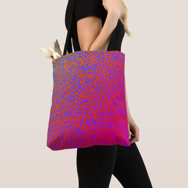 Eldröd Orange Leopard med Lila och Blå Tygkasse (Närbild)