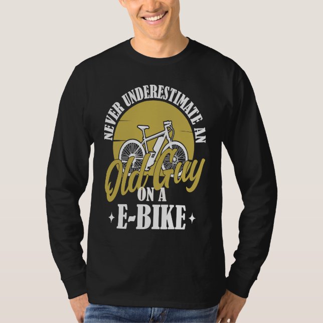Electric Biker Never Underestimate An Old Man On A T Shirt (Framsida)