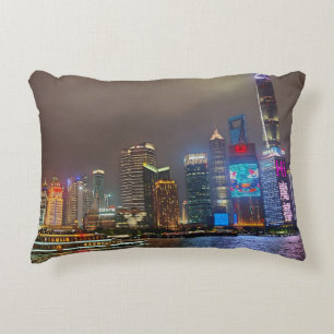 Electric Dreams - Futuristiska Shanghai Skyline, A Prydnadskudde