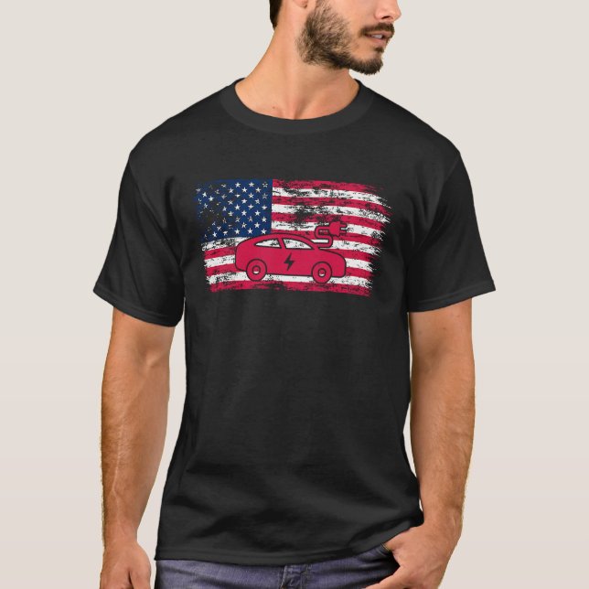 Electric Fordon EV Electric American Flagga Patrio T Shirt (Framsida)