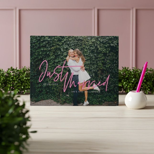 Electric Kärlek Neon Rosa Ny gifta Photo Gästböcker (Electric Love Neon Pink Just Married Photo Guest Book)