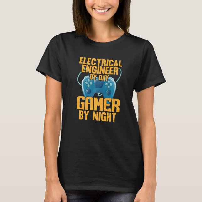 Electrical Engineer By Day Gamer By Night Student  T Shirt (Framsida)