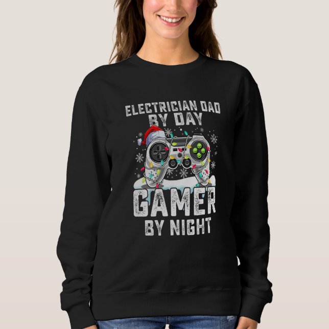 Electrician Dad By Day Gamer By Night Christmas Te T Shirt (Framsida)