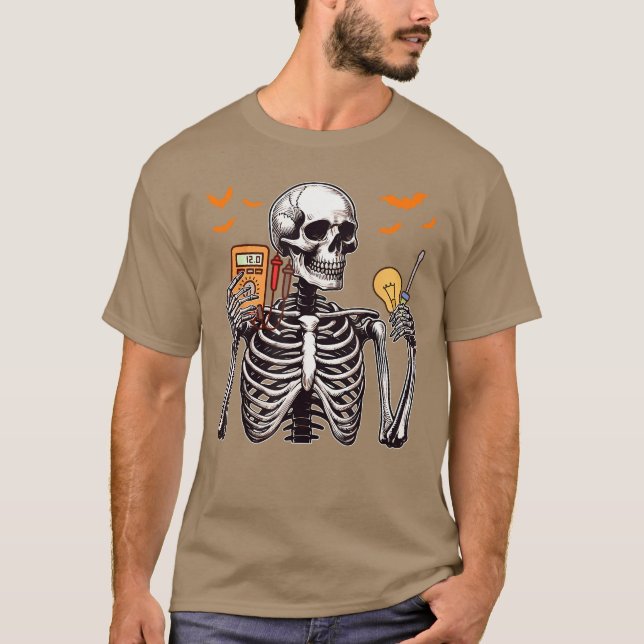 Electrician Job Horror Skeleton Halloweeneam Costu T Shirt (Framsida)