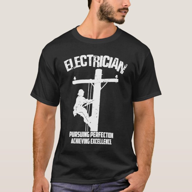 Electrician pursuing perfection achieving excellen t shirt (Framsida)