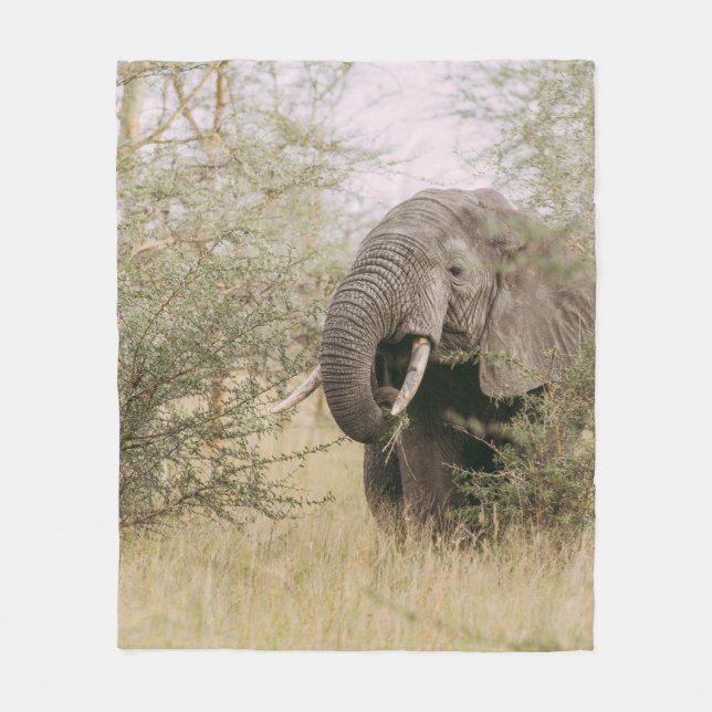 ELEFANT EATING UTANFÖR A TRÄD FLEECEFILT (Framsidan)