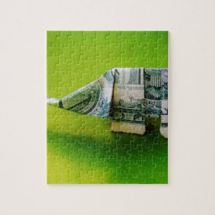 Elefant för dollarräkningorigami på grön bakgrund pussel