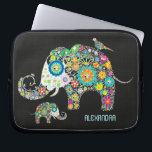 Elefant form Färga Retro-blommor Laptop Sleeve<br><div class="desc">Färgfulla återblommor i form på en elefant mot svart bakgrund. Baby elefant och fågel kan avlägsnas. Diamanten struktur och dekorerad med diamantstam (bild ej riktig diamant). Finns på andra produkter.</div>