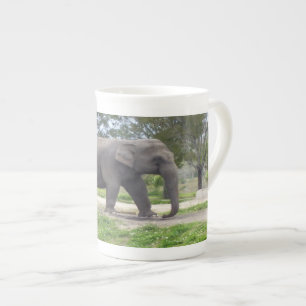 Elefant på skogsstig benporslin mugg