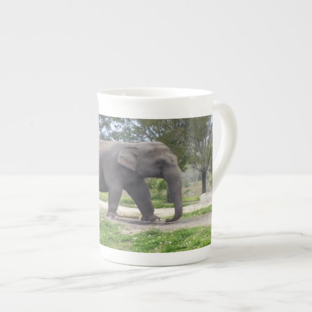 Elefant på skogsstig benporslin mugg (Framsida höger)