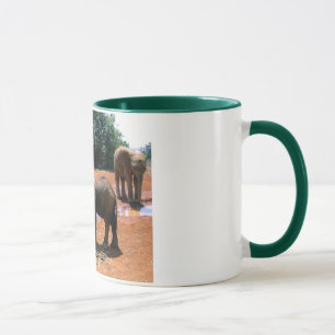 ELEFANT SOM IN MATAS KENYA MUGG