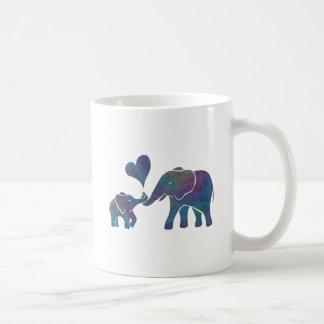 Elefanten kramar den regnbågemamman och babyen med kaffemugg