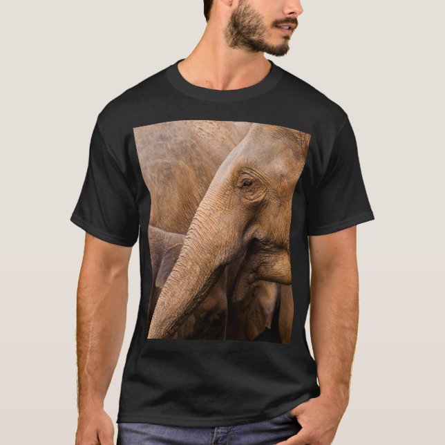 Elefantfamilj: Majestic Wildlife T Shirt (Framsida)