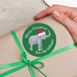 Elefantisk julklapp Anpassningsbar från familjegåv Runt Klistermärke<br><div class="desc">Cute helgdag djur är min favoritdel av julen. En vacker elefant som bär en röd julhatt och tittar lycklig. Den här personlig gröntens elefantpresentdekal fyller mig med julandan.</div>