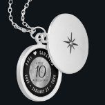 Elegant 10:e årsdagen för Tin Bröllop Firande Berlockhalsband<br><div class="desc">Minneshögtidlighålla tioårsdagen av bröllop med denna elegant-lås! Elegantens svarta serif och sans serif-bokstäver med hexagonala konfetti i bakgrunden tillför en minnesvärd beröring för detta speciella tillfälle och milstolpe. Anpassa med lycklig-parets namn och data för deras nyårsdag. Design © W.H. Sim,  Med reserverade Höger. Se mer på zazzle.com/expressionsoccasions</div>