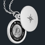 Elegant 10:e årsdagen för Tin Bröllop Firande Berlockhalsband<br><div class="desc">Minneshögtidlighålla tioårsdagen av bröllop med denna elegant-lås! Elegantens svarta serif och sans serif-bokstäver med hexagonala konfetti i bakgrunden tillför en minnesvärd beröring för detta speciella tillfälle och milstolpe. Anpassa med lycklig-parets namn och data för deras nyårsdag. Design © W.H. Sim,  Med reserverade Höger. Se mer på zazzle.com/expressionsoccasions</div>