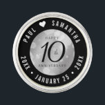 Elegant 10:e årsdagen för Tin Bröllop Firande Kavajnål<br><div class="desc">Högtidlighålla tioårsdagen i bröllop i stil med denna minneslapp! Elegantens svarta serif och sans serif-bokstäver med hexagonala konfetti i bakgrunden tillför en minnesvärd beröring för detta speciella tillfälle och milstolpe. Anpassa med lycklig-parets namn och data för deras nyårsdag. Design © W.H. Sim. Se mer på zazzle.com/expressionsoccasions</div>