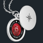 Elegant 15:e årsdagen Ro Bröllop Berlockhalsband<br><div class="desc">Minneshögtid 15:e bröllop-årsdagen med denna elegant-lås! Elegantens vita bokstäver på en romantisk bakgrund i röd ros lägger till en minnesvärd beröring för detta speciella tillfälle och denna milstolpe. Anpassa med lycklig-parets namn och data för deras ro-årsdag. Design © W.H. Sim,  Med reserverade Höger. Se mer på zazzle.com/expressionsoccasions</div>