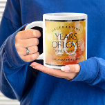 Elegant 16:e årsdagen för Golden Topaz Bröllop Jumbo Mugg<br><div class="desc">Fira den 16:e gyllene toaz-årsdagen i bröllop med ett par av dessa snyggt gigantiska kaffe koppar! Elegant med hexagonala konfetti på en djup gult-röd-orange-moire ger en minnesvärd beröring för detta speciella tillfälle och milstolpe. Anpassa med parets namn, data i giftermål och/eller gratulationer. Omvänd visar identisk design. Design © W.H. Sim,...</div>