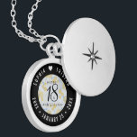 Elegant 18:e Porcelain Bröllop-årsdagen Berlockhalsband<br><div class="desc">Minneshögtid 18:e bröllop-årsdagen med denna elegant-lås! Svart serif och sans serif-bokstäver med guld-dammad hexagonal konetti på vit och porslinsblå marmorerad bakgrund tillför ett minnesvärt tryck för detta speciella tillfälle och denna milstolpe. Anpassa med lycklig-parets namn och data för deras porslinsår. Design © W.H. Sim, Med reserverade Höger. Se mer på...</div>
