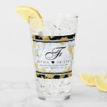 Elegant 18:e Porcelain Bröllop-årsdagen Glaskopp<br><div class="desc">Fira 18:e bröllop-årsdagen med detta minnesglas. Svart serif-elegant och skriptbokstäver med guld-dammad sexkantig konfetti på en vit och porslinsblå marmorerad bakgrund med svart pub lägger till ett minnesvärt tryck för detta speciella tillfälle och denna milstolpe. Anpassa med lycklig parets namn, ett första tecken på deras efternamn, åratal av giftermål och...</div>